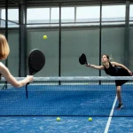 rally panjang melawan pasangan dengan gaya bermain defensif dalam padel