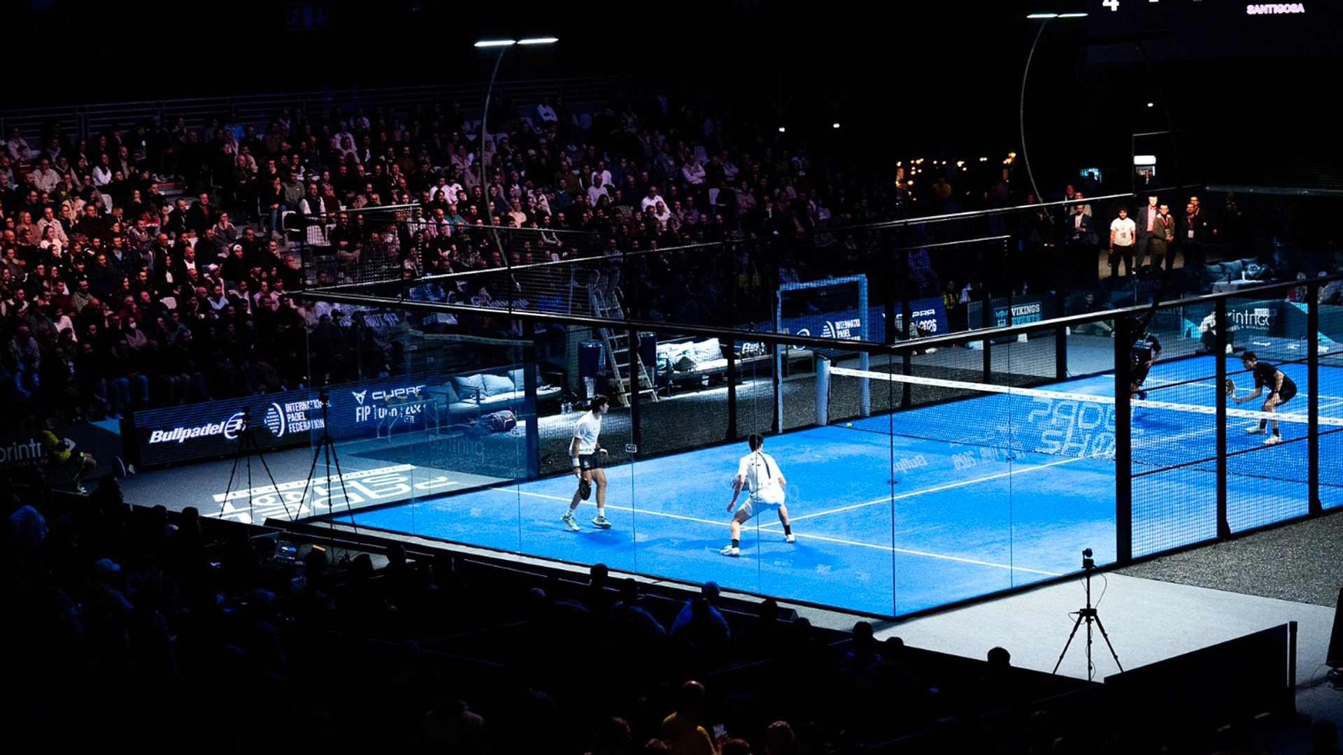 Pertandingan padel profesional 2026 dengan penonton