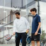 pemain junior padel bertanding