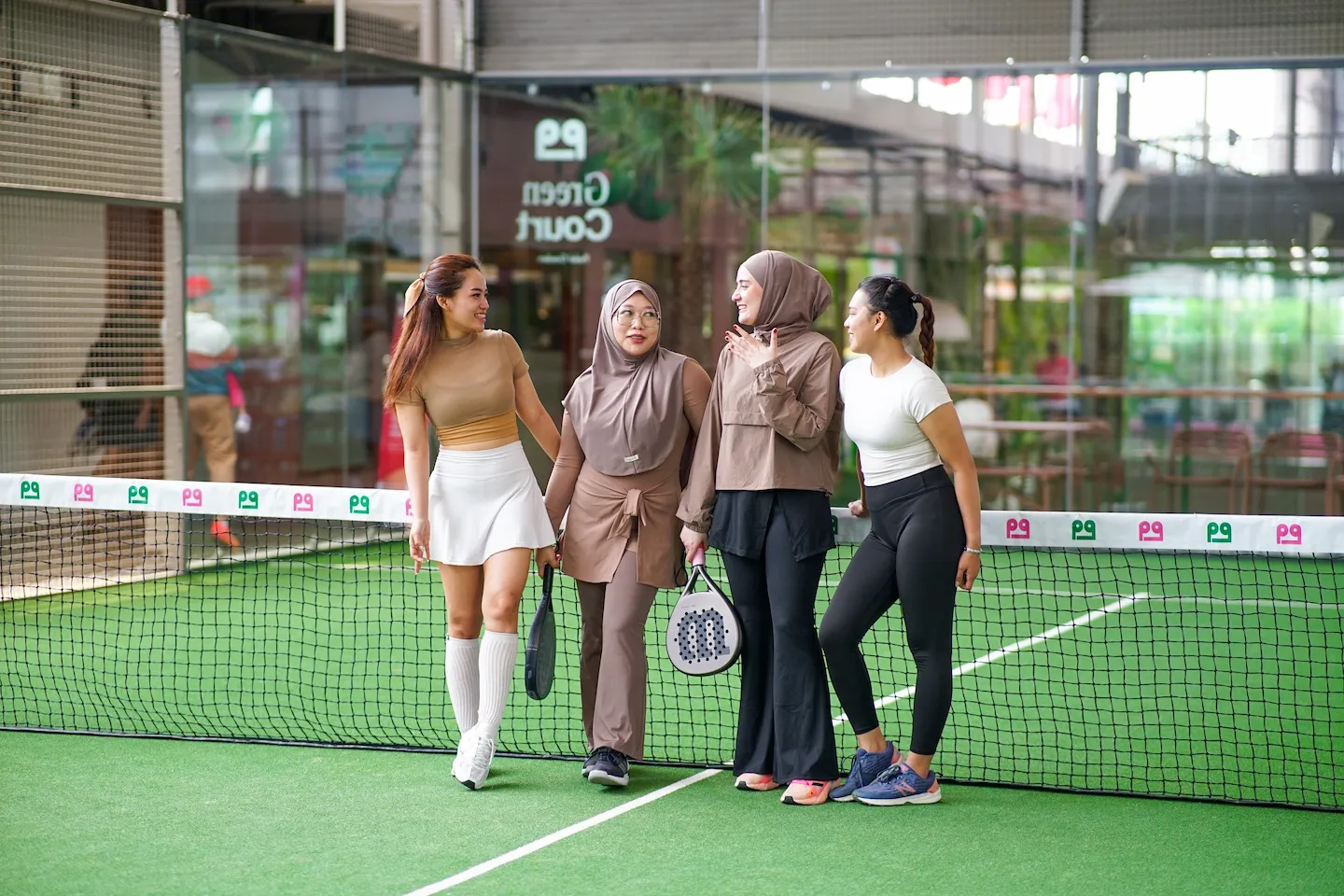 Anak muda bermain padel sebagai aktivitas social sports
