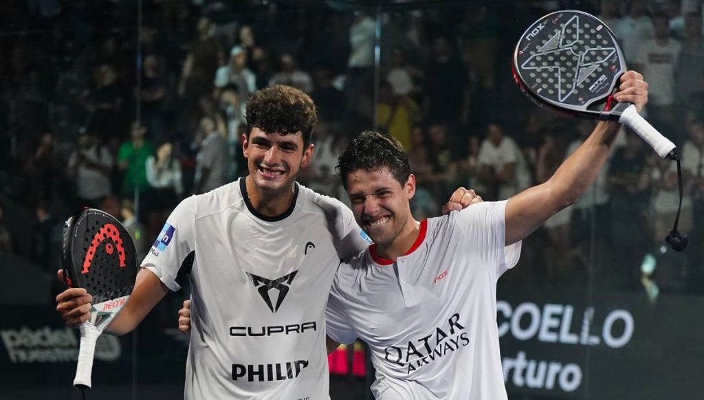 Arturo Coello dan Agustín Tapia merayakan kemenangan di Premier Padel