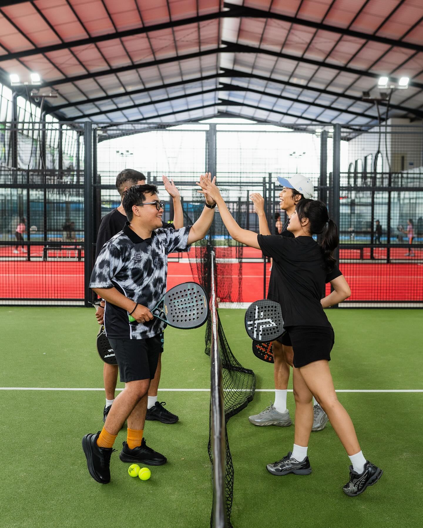 Komunitas padel Indonesia bermain bersama