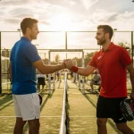Pemain padel bersosialisasi setelah pertandingan