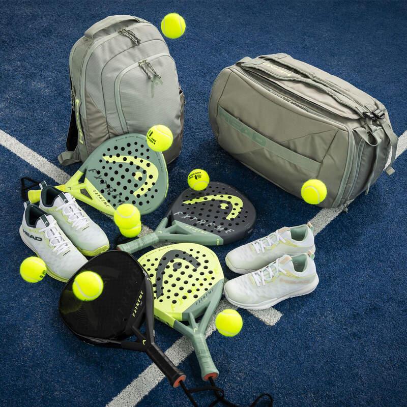 Sepatu padel di permukaan court
