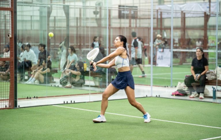 Turnamen padel dengan pemain dan penonton di lapangan olahraga modern