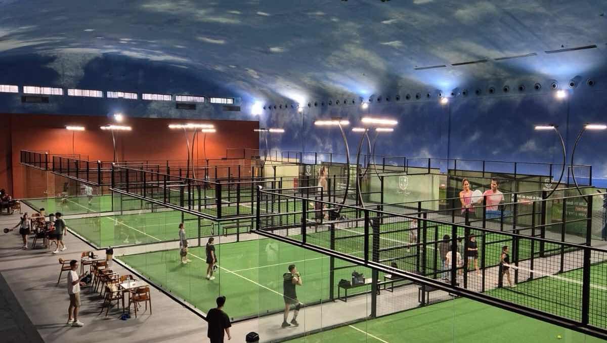 Turnamen padel dengan penonton dan branding sponsor