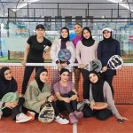Sekelompok anak muda berfoto bersama setelah bermain padel sebagai bagian dari gaya hidup aktif dan sosial.