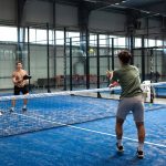 Selebritas bermain padel di lapangan modern sebagai bagian dari tren olahraga dan gaya hidup aktif